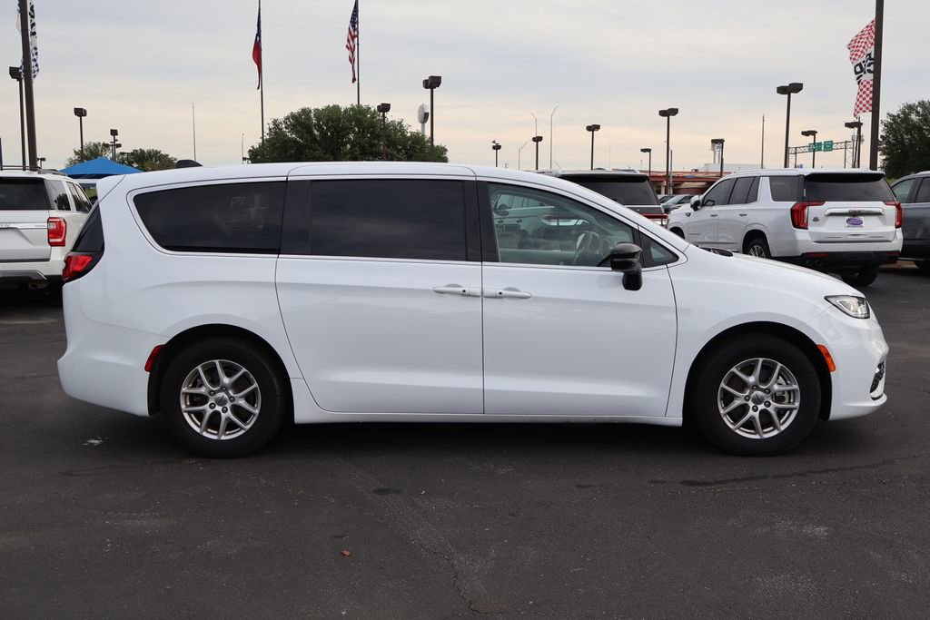 Used 2024 Chrysler Pacifica Touring-L FWD image 12