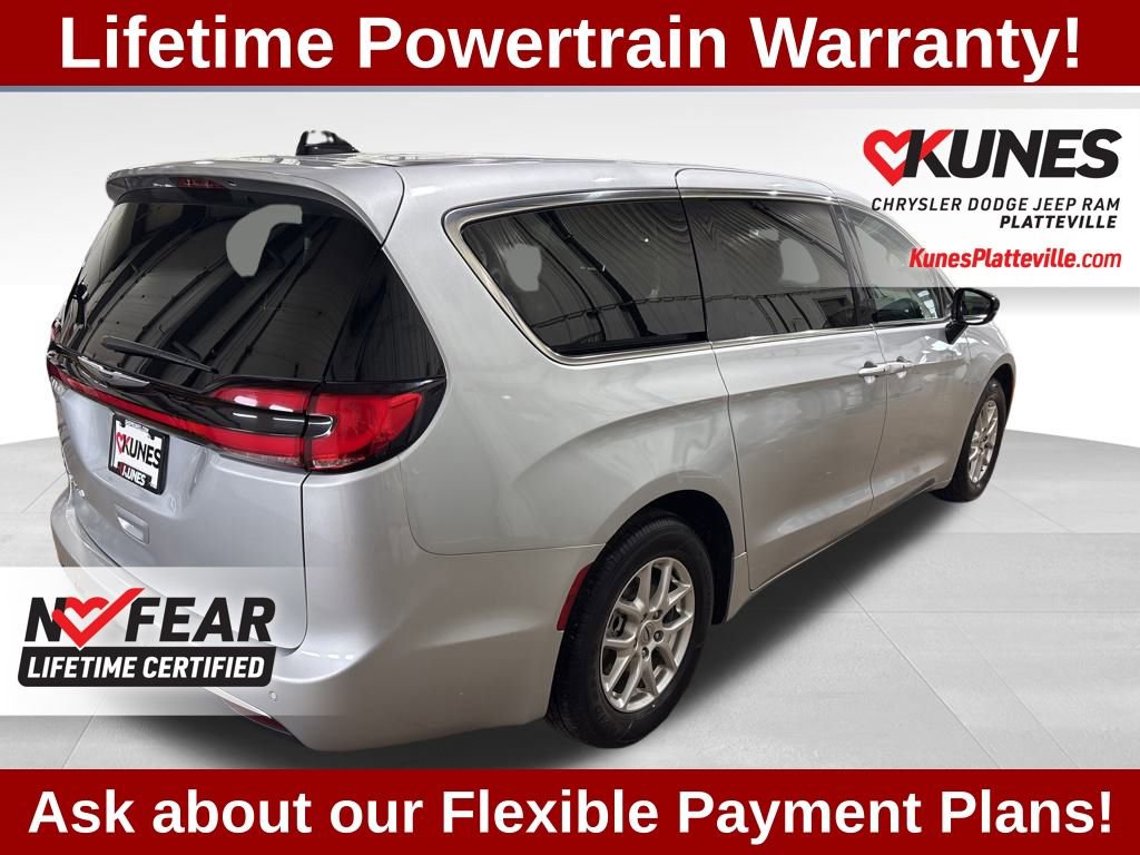 Used 2024 Chrysler Pacifica Touring-L image 11