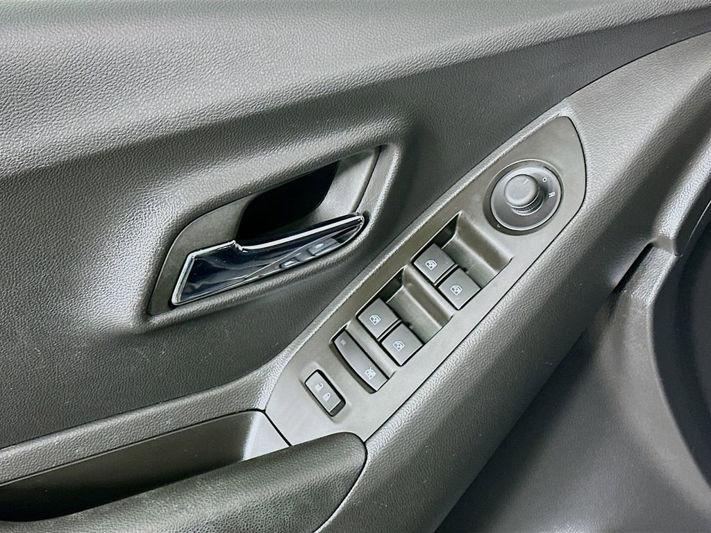 Used 2022 Chevrolet Trax LT w/ LT Convenience Package image 24