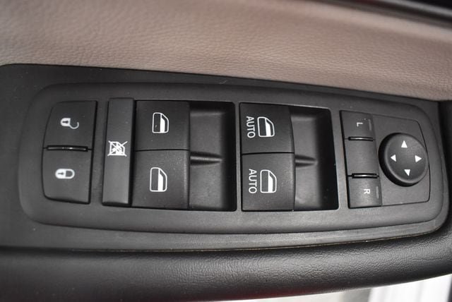 Used 2024 Chrysler Pacifica Touring-L FWD image 21