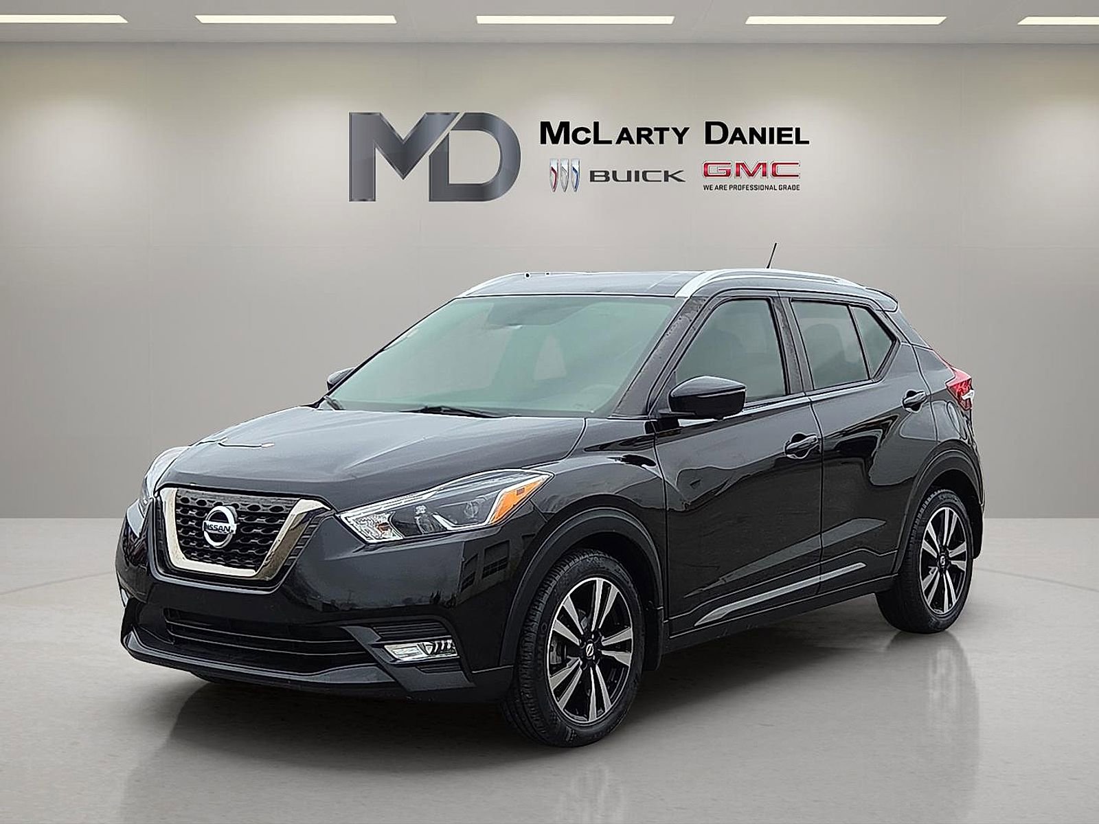 Used 2019 Nissan Kicks SR w/ SR Premium Package image 2