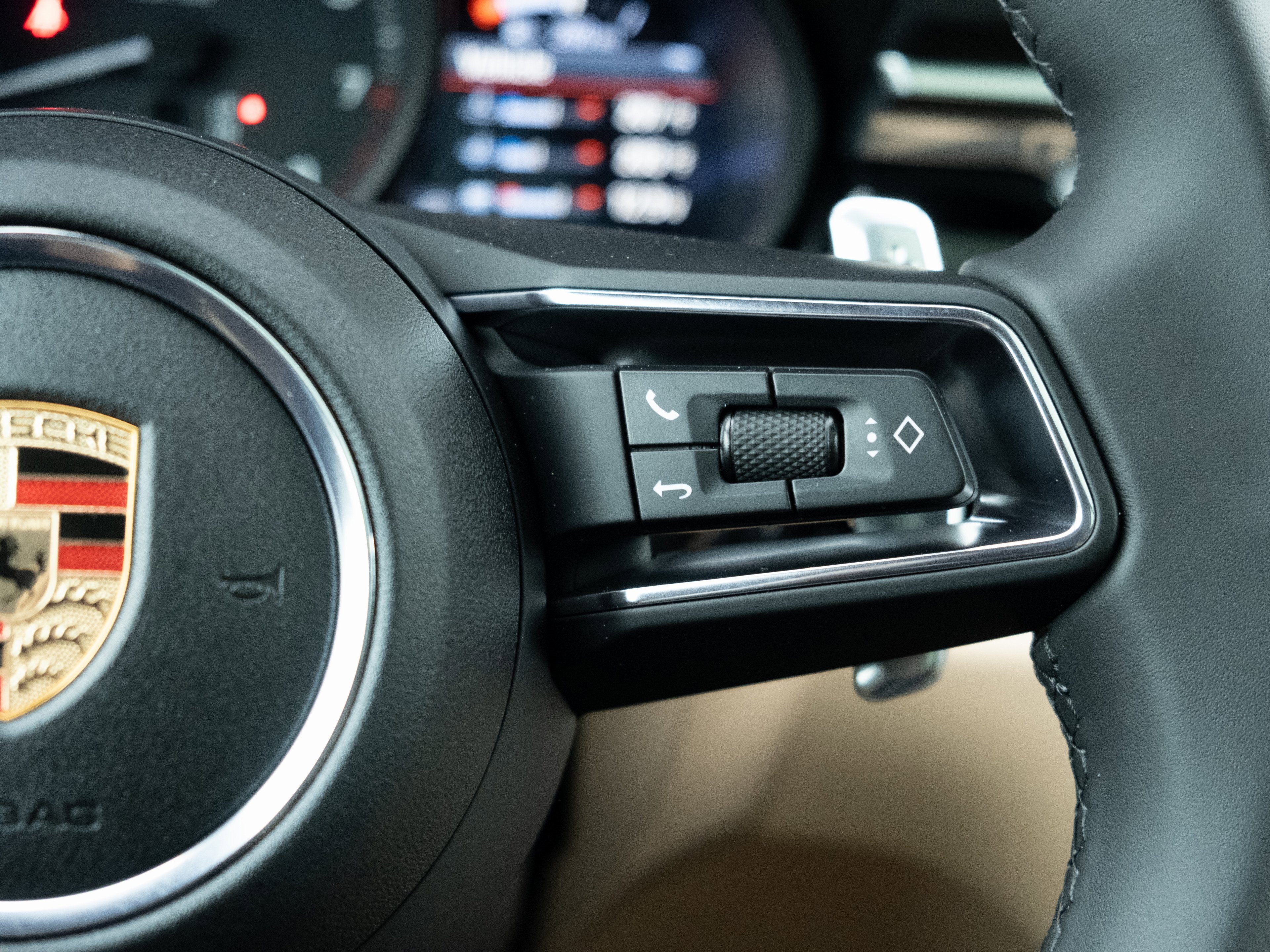 Certified 2025 Porsche Macan image 28