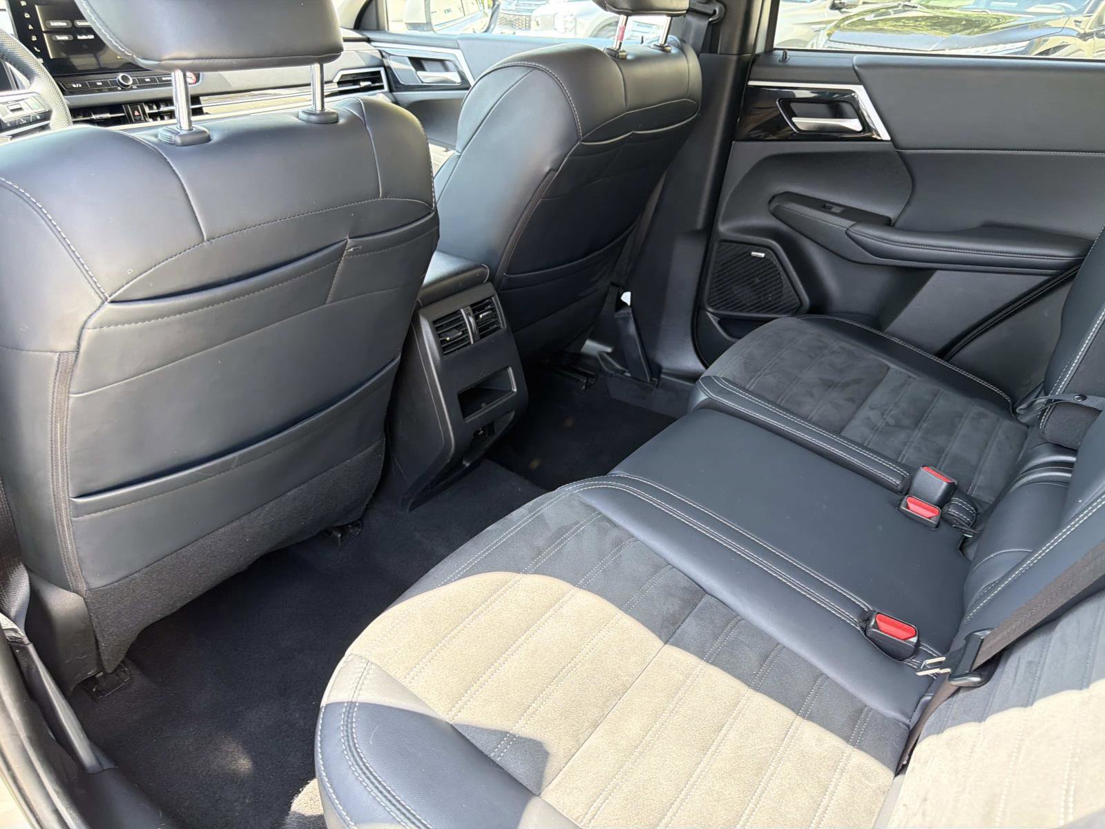 Used 2025 Mitsubishi Outlander SE FWD image 10