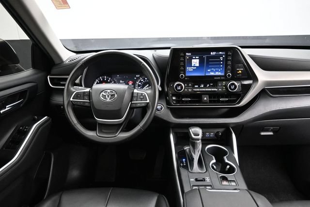 Used 2022 Toyota Highlander XLE AWD/4WD image 12