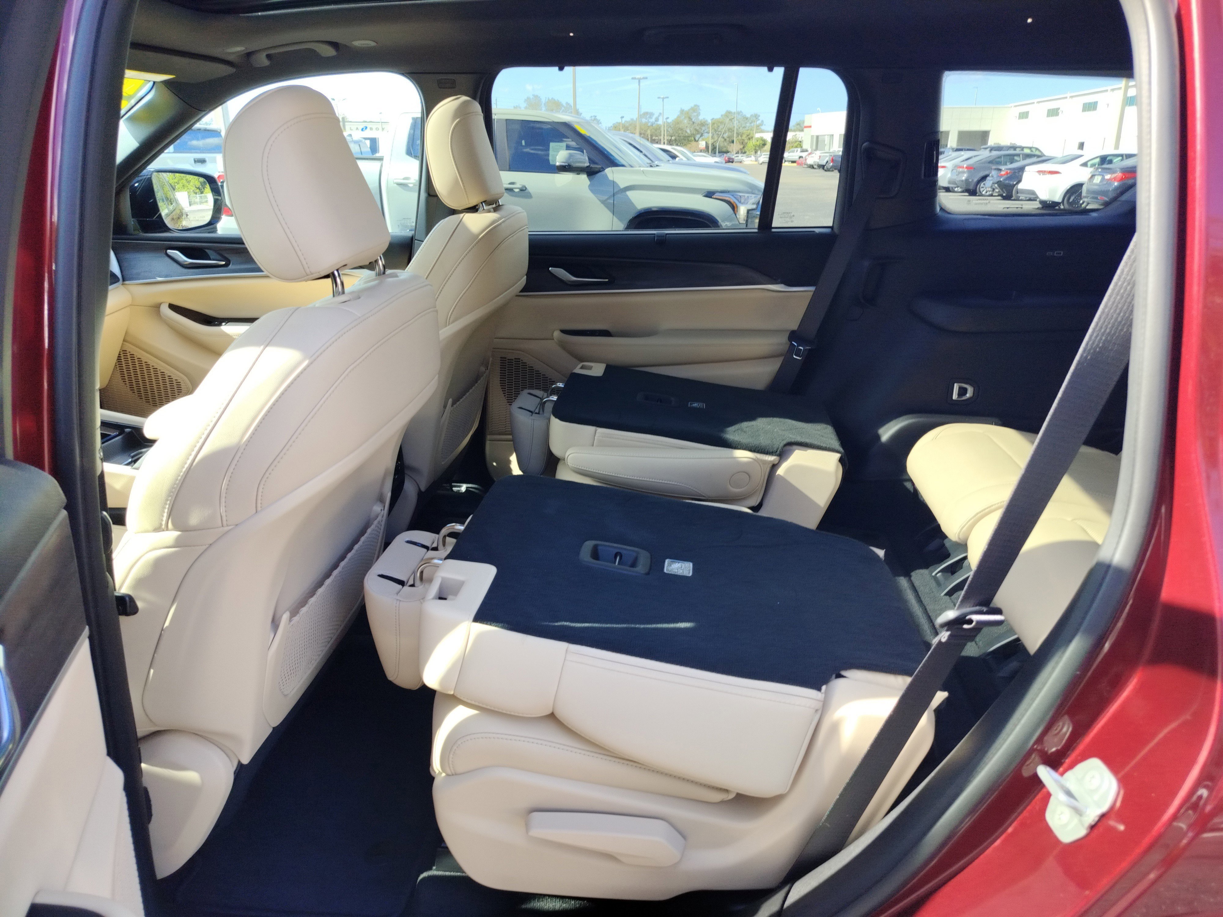 Used 2025 Jeep Grand Cherokee L Limited w/ Luxury Tech Group II image 13