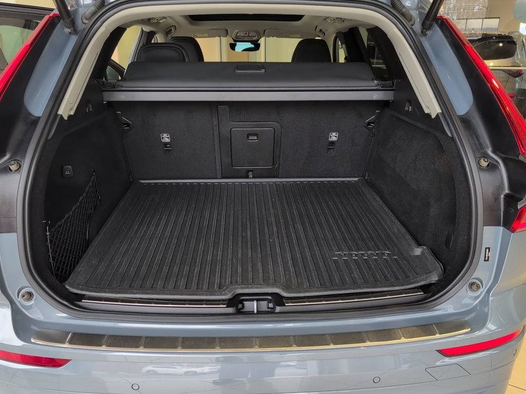 Used 2022 Volvo XC60 B5 Momentum w/ Advanced Package image 38