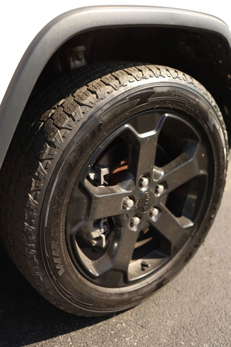 Used 2018 Jeep Grand Cherokee Laredo image 43