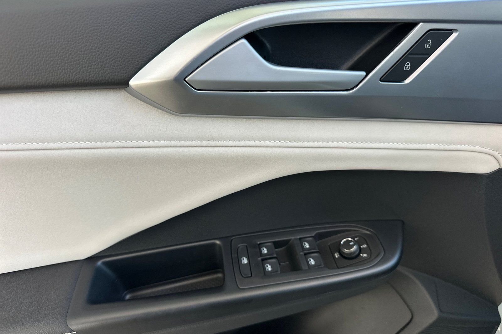 New 2026 Volkswagen Taos SE FWD image 11