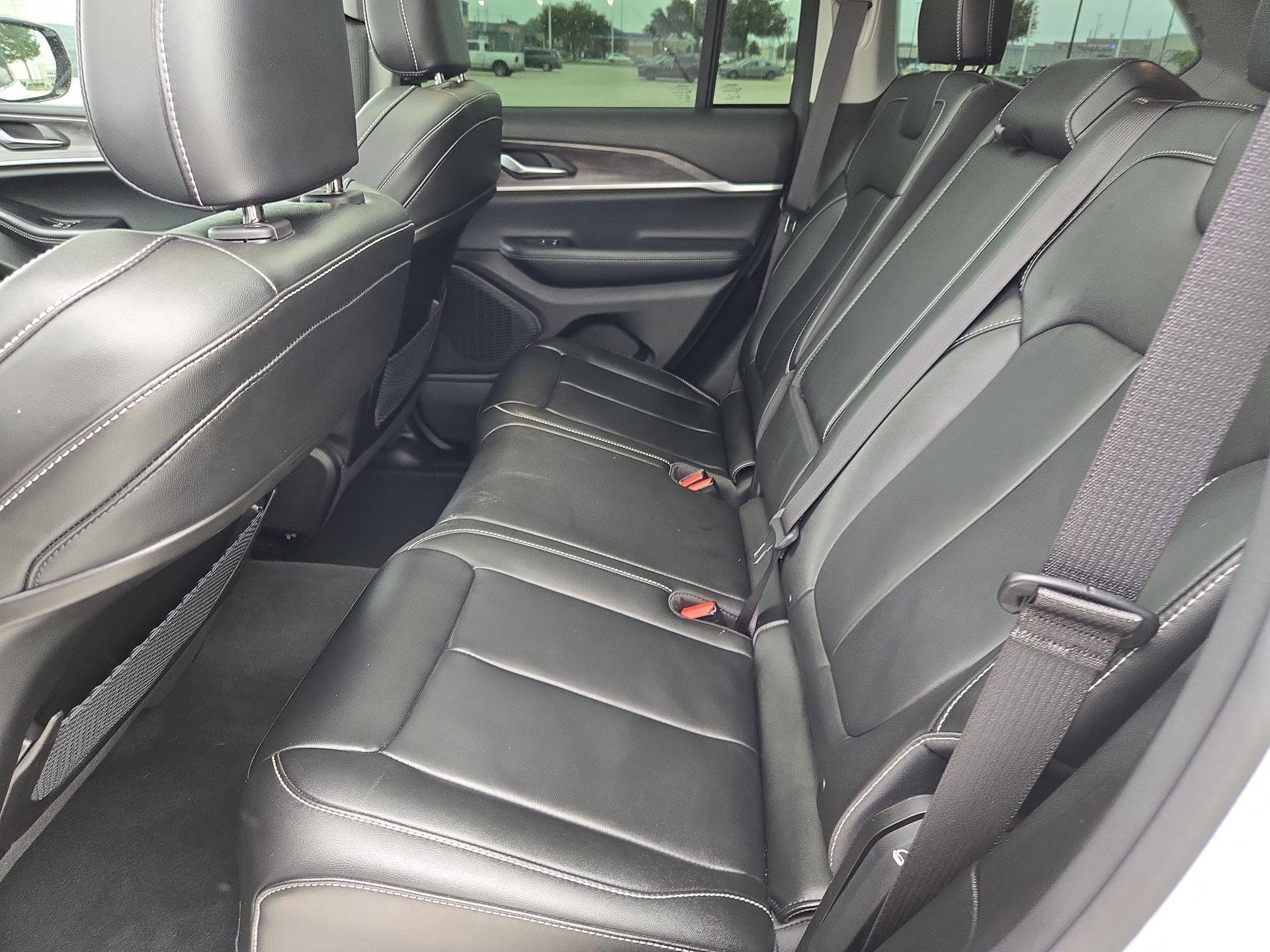 Used 2023 Jeep Grand Cherokee Limited w/ Black Appearance Package AWD/4WD image 28