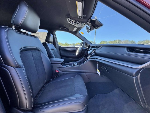 New 2025 Jeep Grand Cherokee Altitude image 14