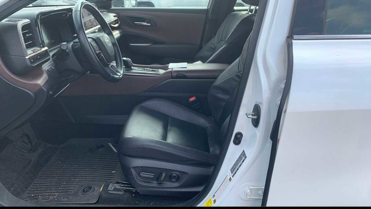 Used 2023 Toyota Crown Limited w/ Advanced Technology Package image 3
