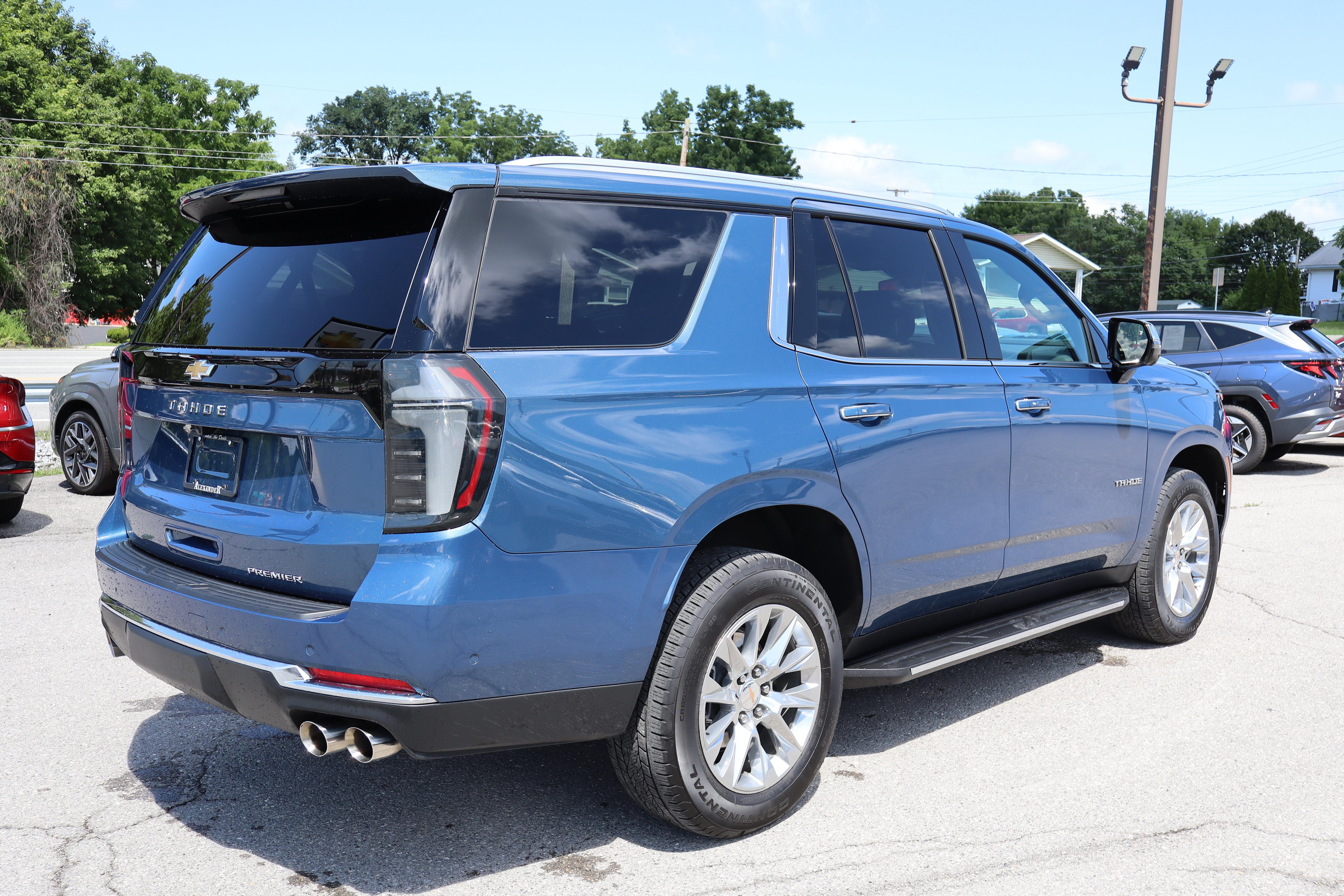 Used 2025 Chevrolet Tahoe Premier w/ LPO, Illumination Package AWD/4WD image 3