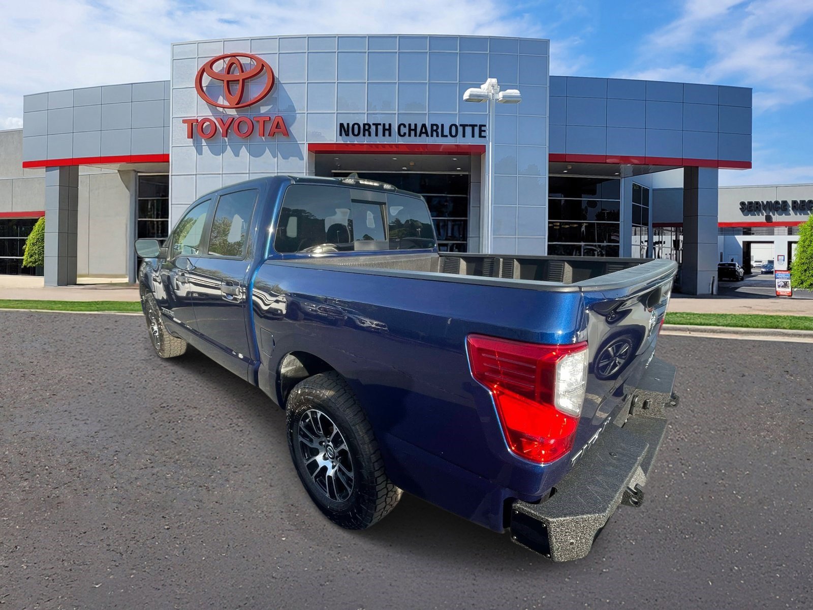 Used 2022 Nissan Titan SV AWD/4WD image 6