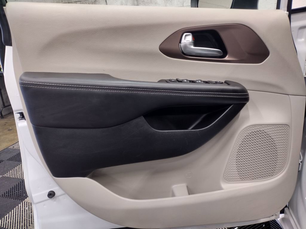 Used 2023 Chrysler Voyager LX image 20