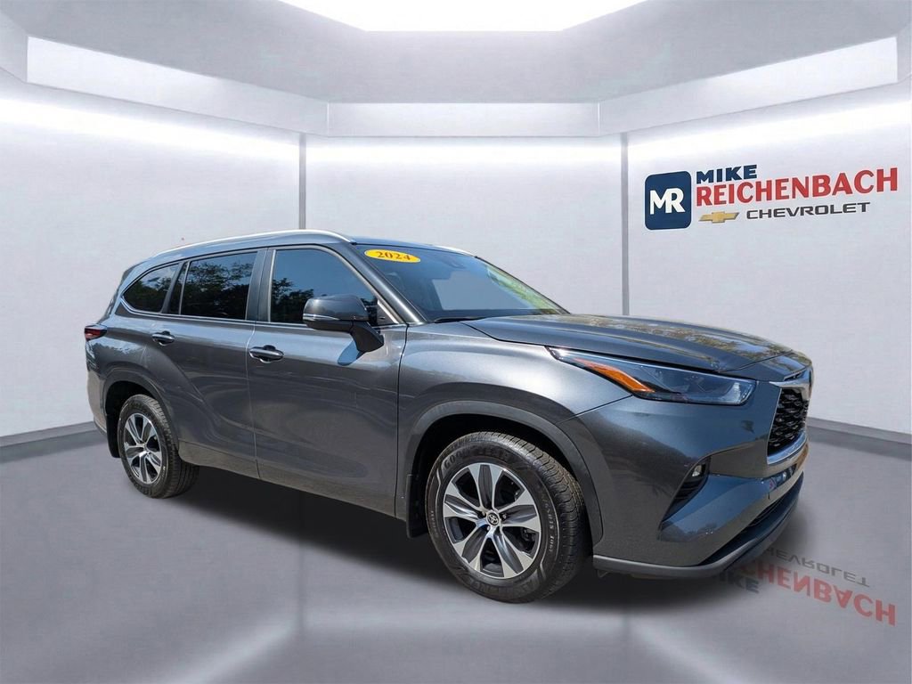 Used 2024 Toyota Highlander XLE FWD image 2