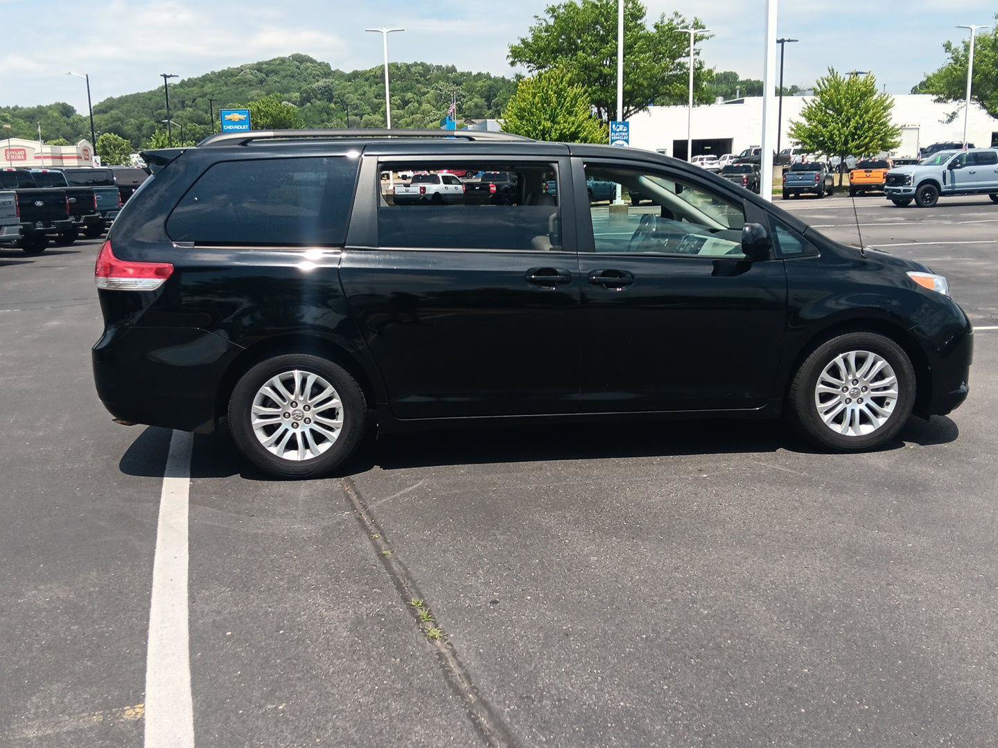 Used 2012 Toyota Sienna XLE FWD image 3