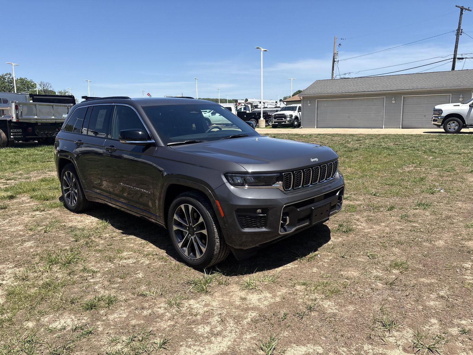 Used 2025 Jeep Grand Cherokee Overland w/ Luxury Tech Group IV AWD/4WD image 4
