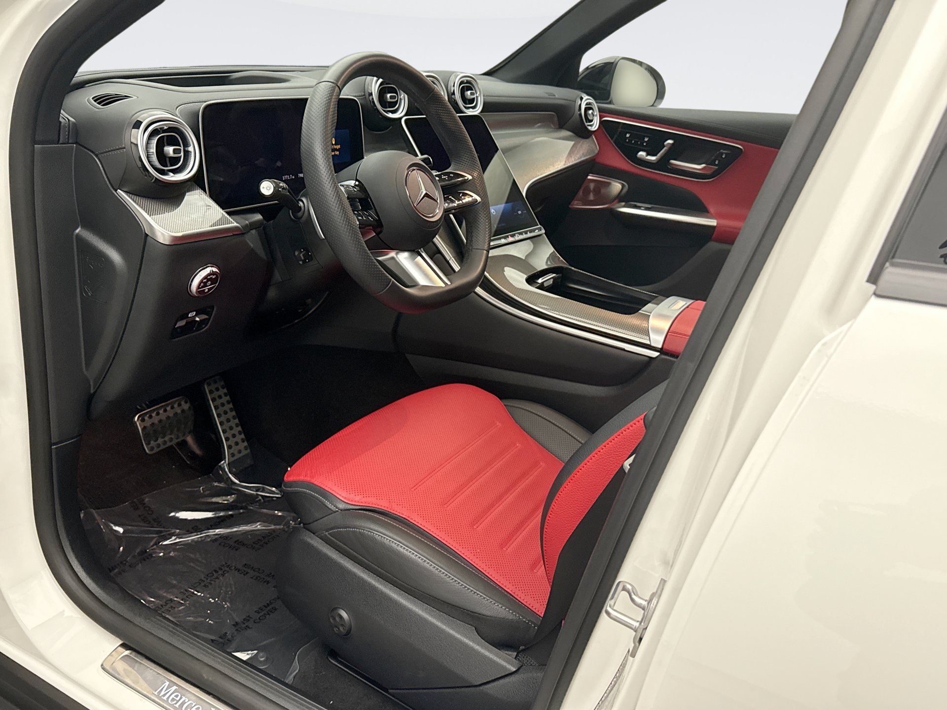 Used 2025 Mercedes-Benz GLC 300 4MATIC image 10