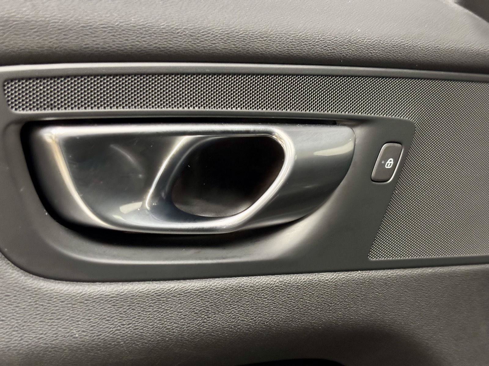 Used 2023 Volvo XC60 B5 Ultimate w/ Climate Package FWD image 19