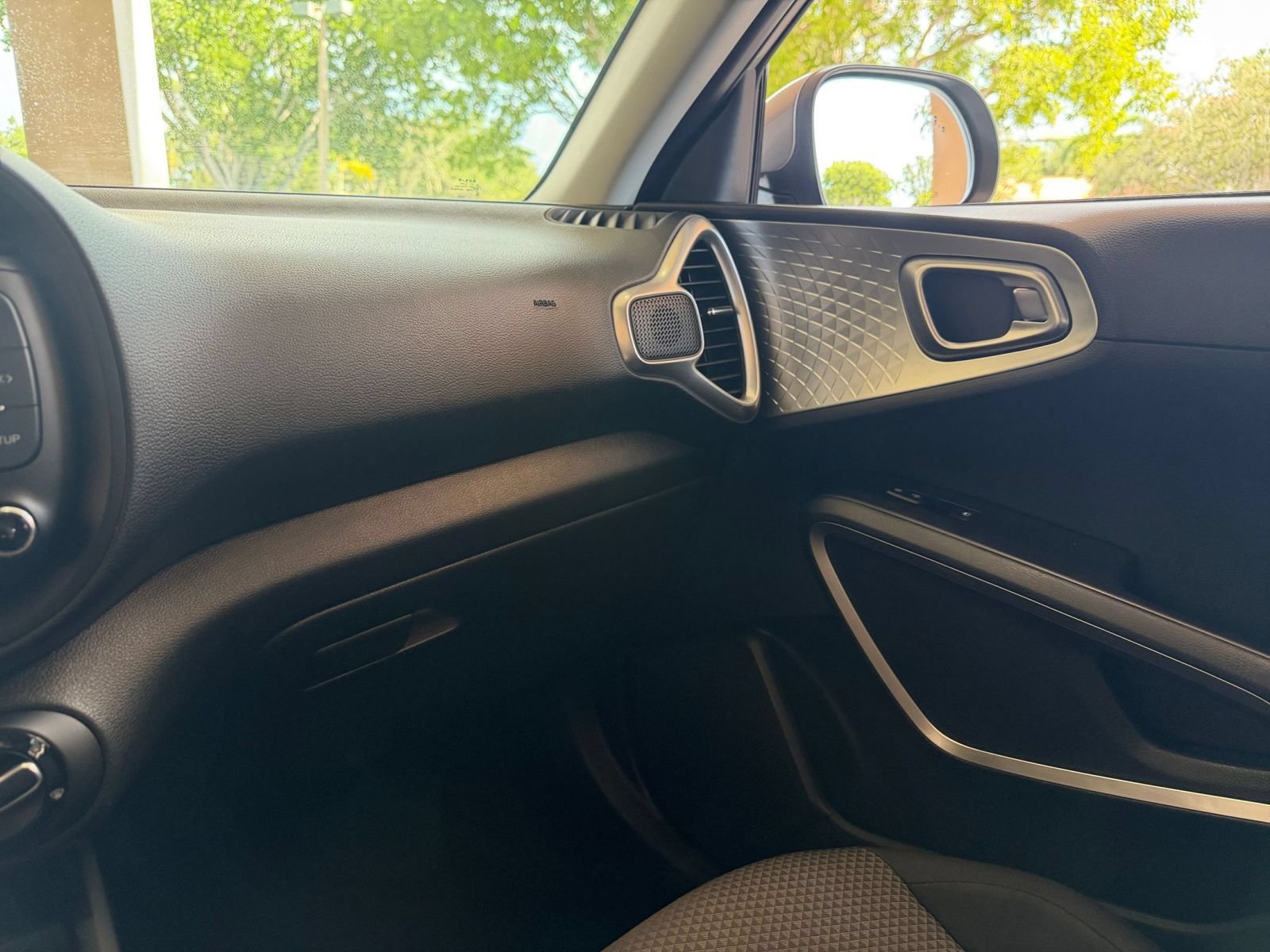 Used 2025 Kia Soul LX w/ LX Technology Package FWD image 29