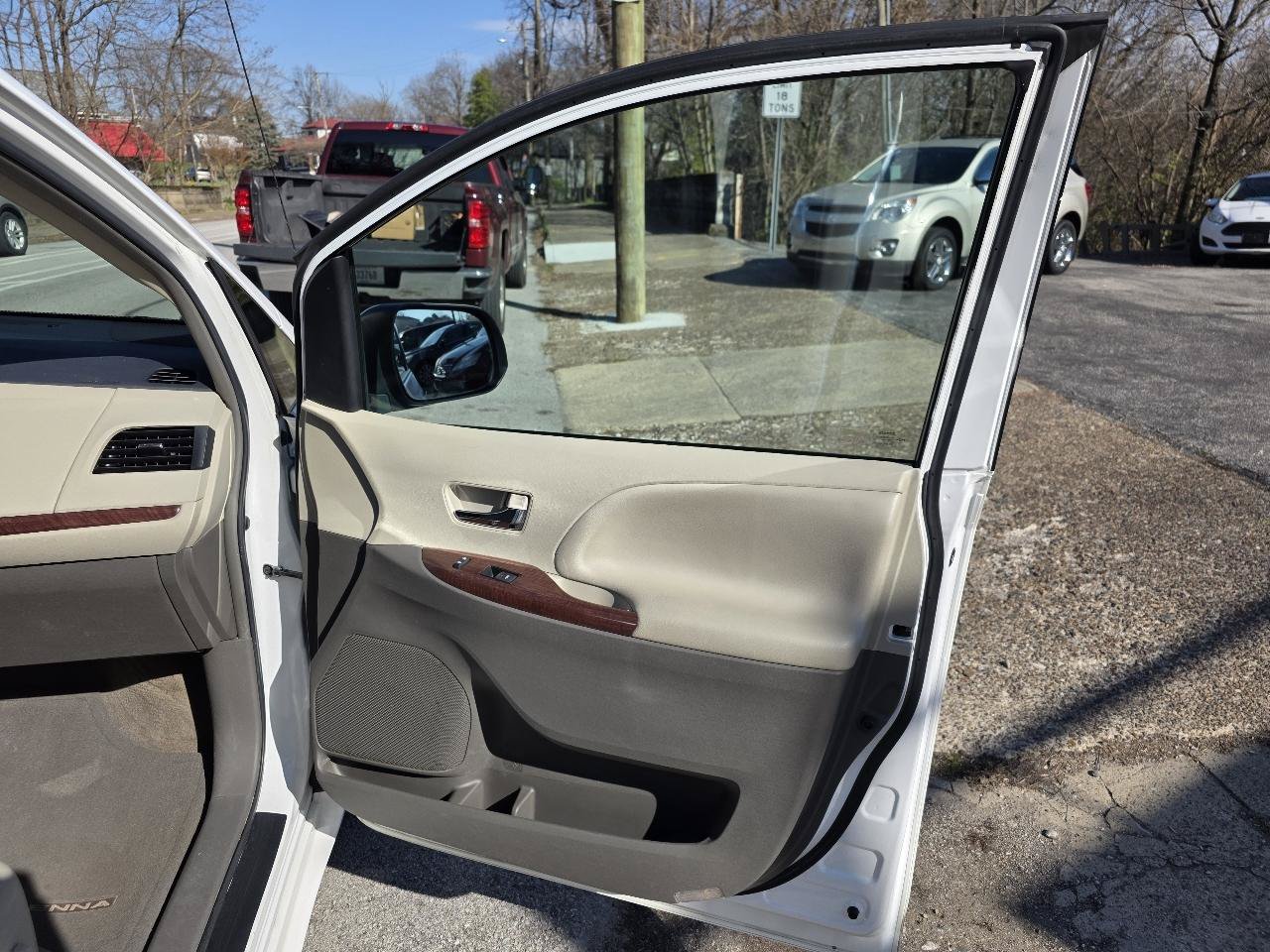 Used 2013 Toyota Sienna XLE FWD image 12