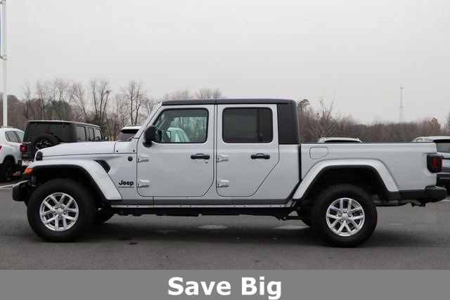 Used 2023 Jeep Gladiator Sport image 3