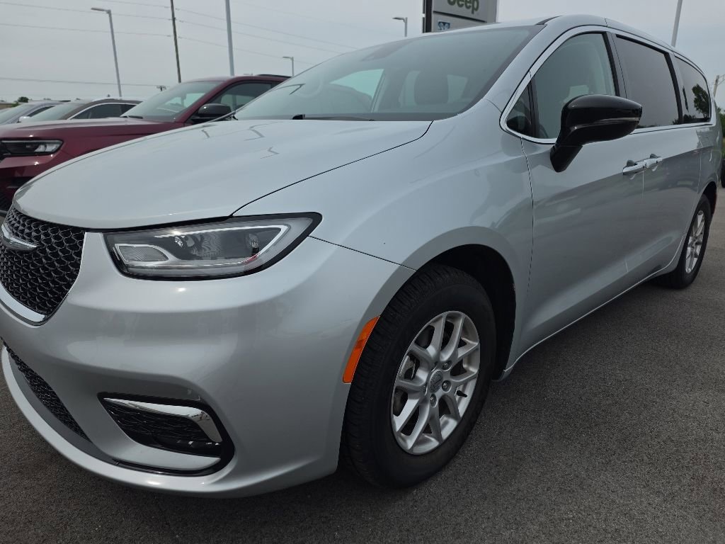 Used 2024 Chrysler Pacifica Touring-L