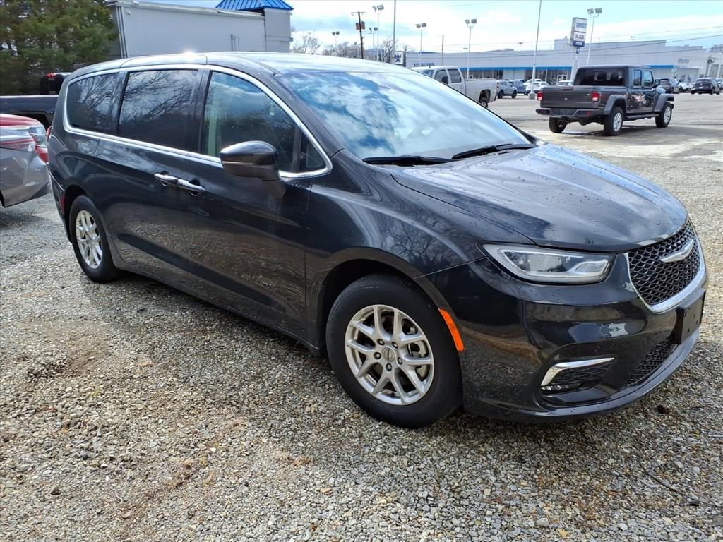 Used 2023 Chrysler Pacifica Touring-L image 2
