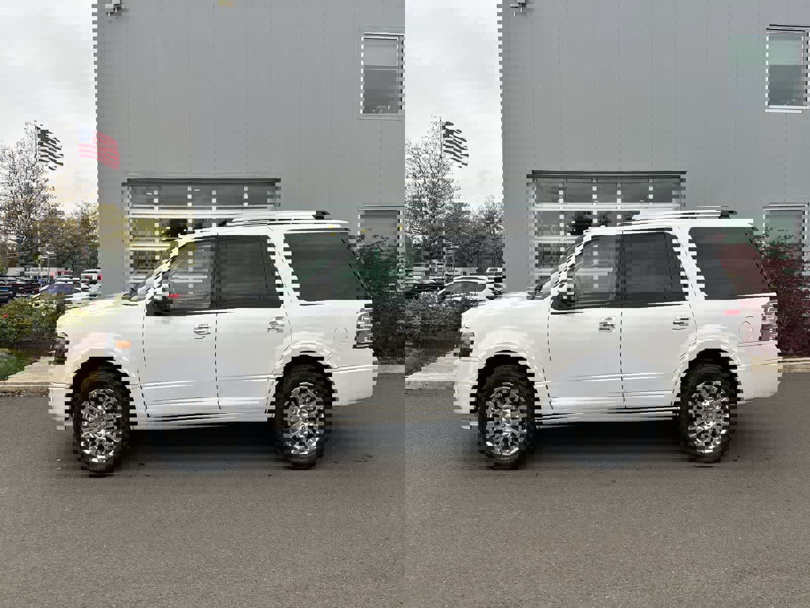 Used 2013 Ford Expedition Limited AWD/4WD image 2