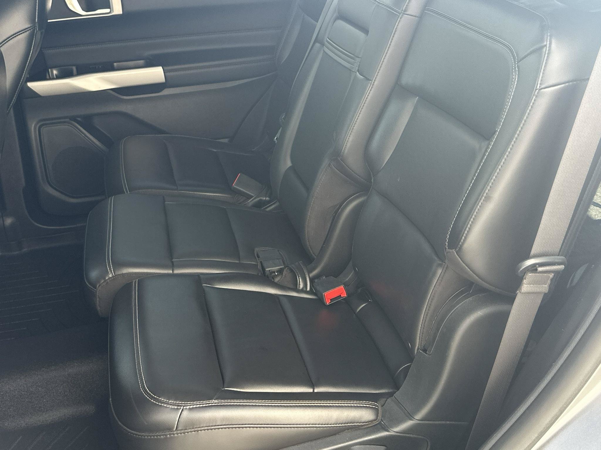 Used 2021 Ford Explorer XLT w/ Equipment Group 202A AWD/4WD image 5