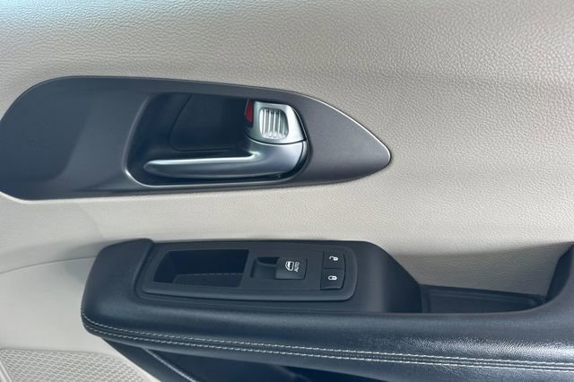 Used 2023 Chrysler Pacifica Touring-L FWD image 19