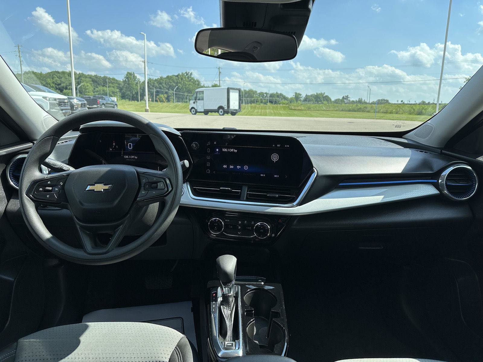 Used 2025 Chevrolet Trax LT FWD image 17