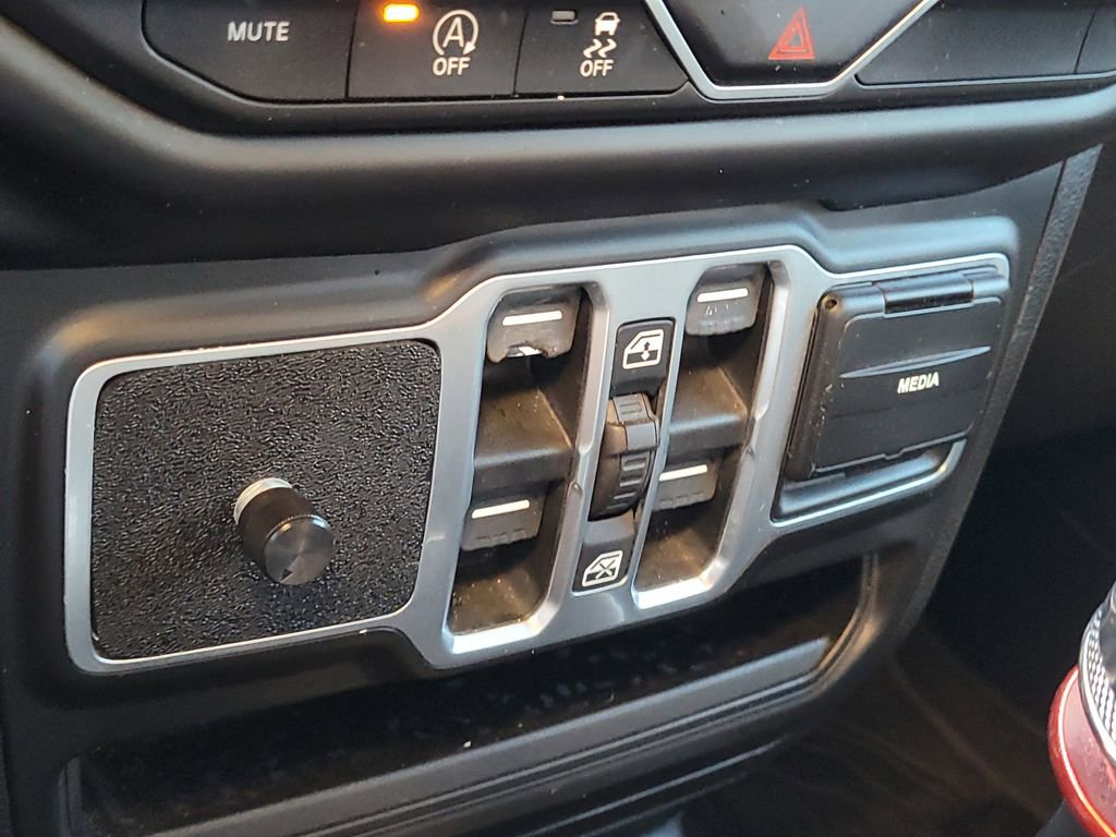 Used 2018 Jeep Wrangler Unlimited Sahara image 23