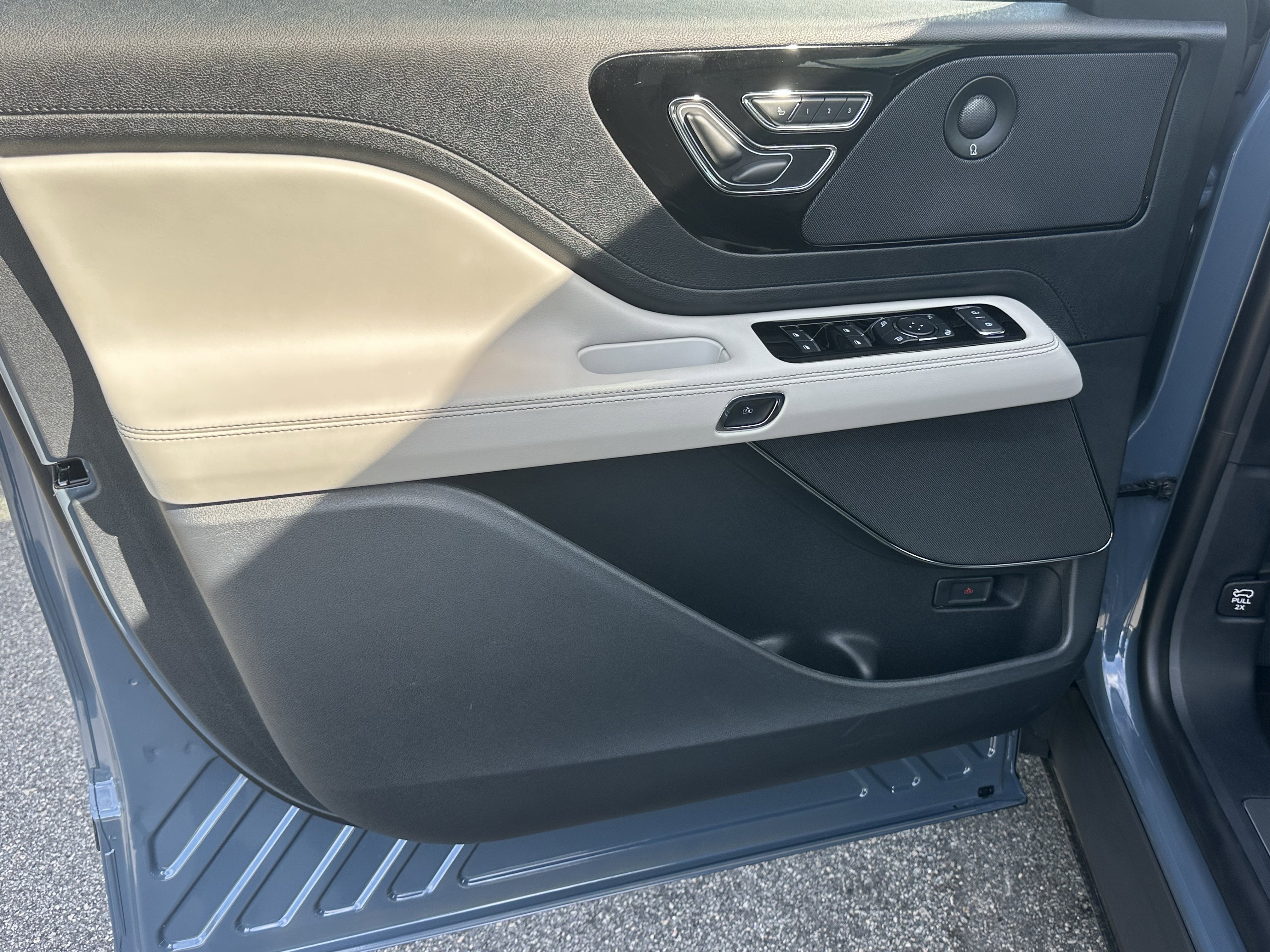 Used 2025 Lincoln Aviator Reserve image 14