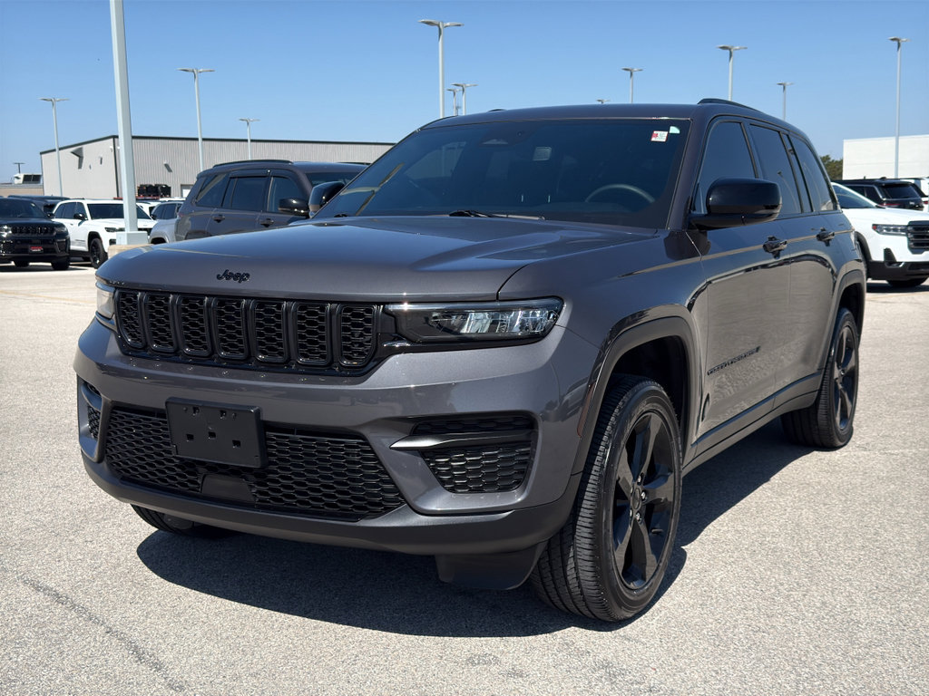 Used 2024 Jeep Grand Cherokee Altitude AWD/4WD image 2