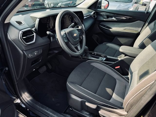 Used 2025 Chevrolet TrailBlazer LT AWD/4WD image 16