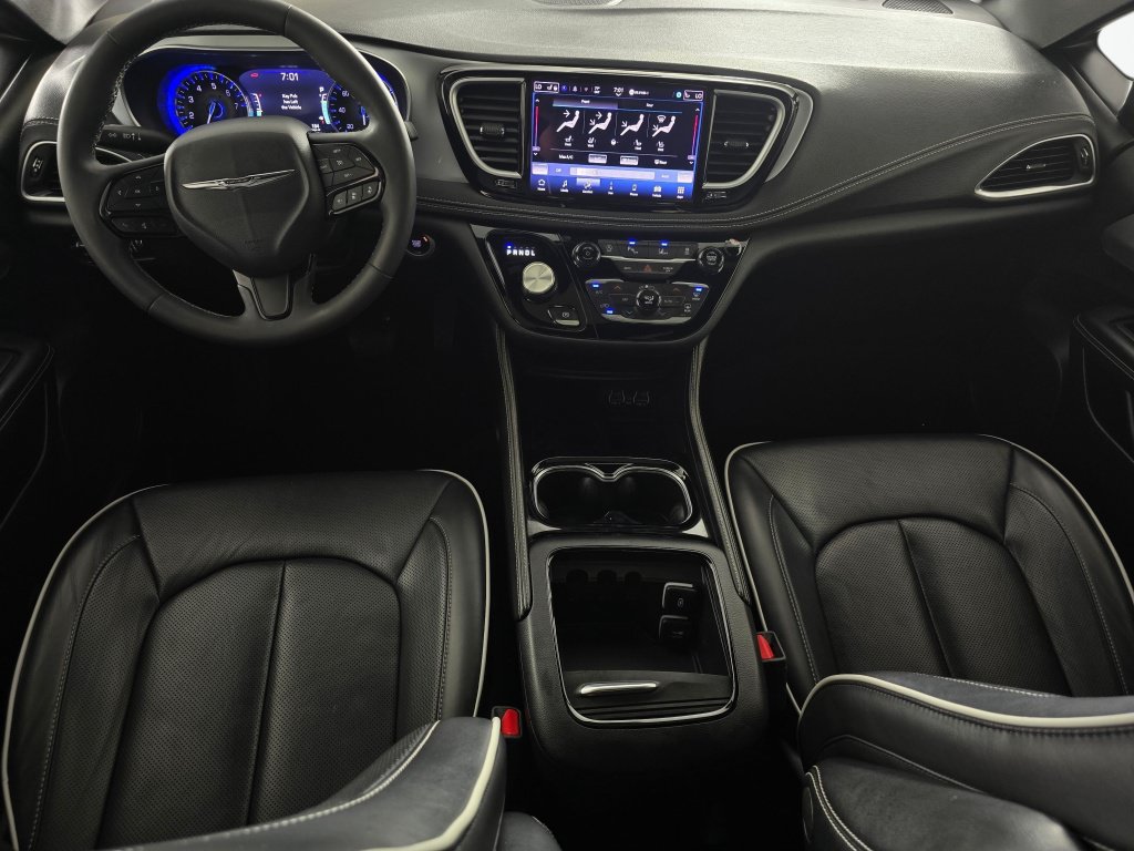 Used 2025 Chrysler Pacifica Limited FWD image 11
