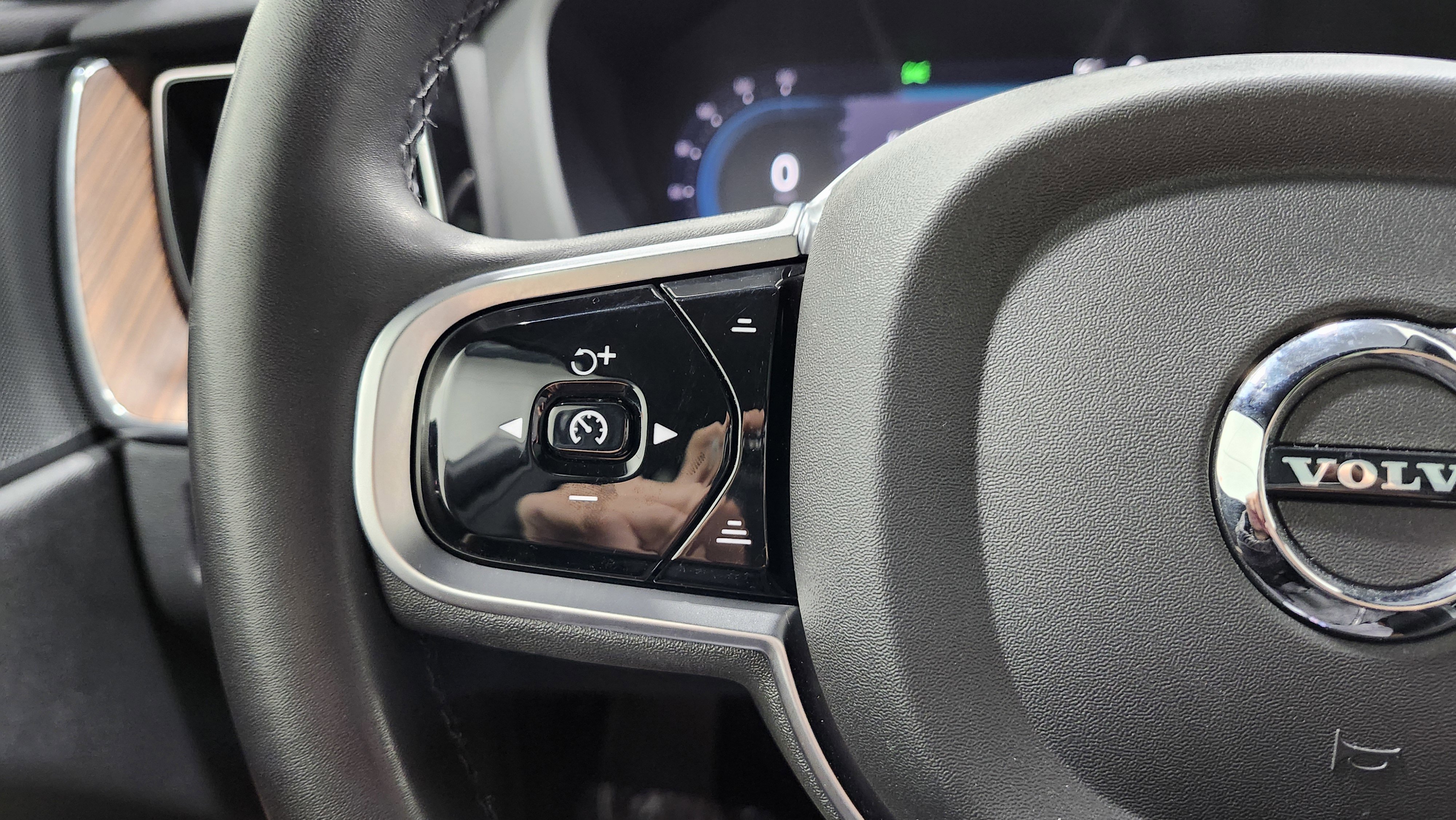 Used 2024 Volvo XC60 B5 Plus image 37