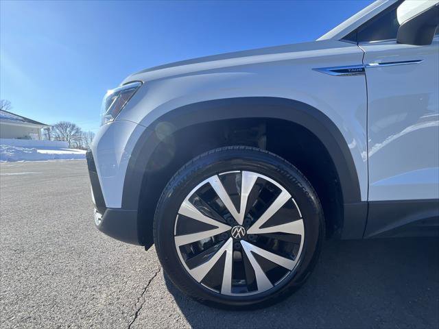 Certified 2022 Volkswagen Taos SE image 10