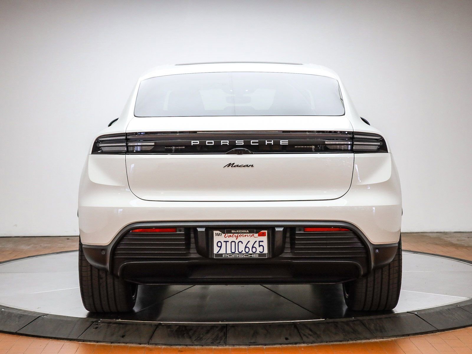 Certified 2025 Porsche Macan Electric image 7