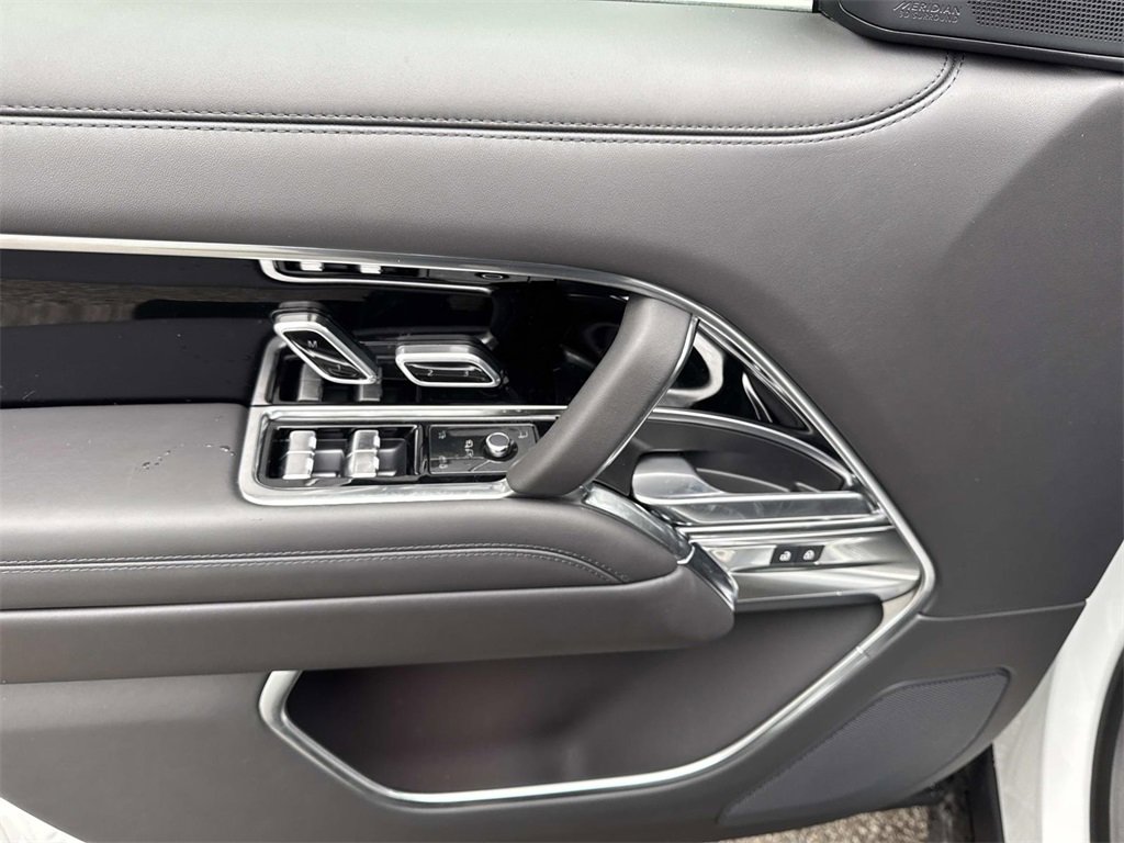 New 2025 Land Rover Range Rover SE image 18