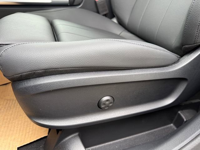 Used 2025 Mercedes-Benz GLB 250 4MATIC image 8