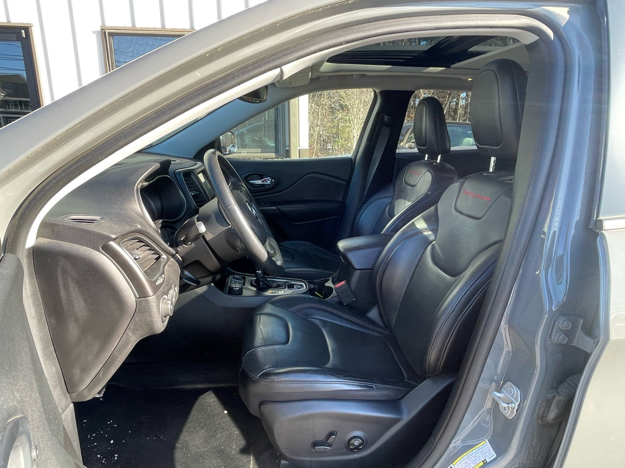 Used 2019 Jeep Cherokee Trailhawk image 11