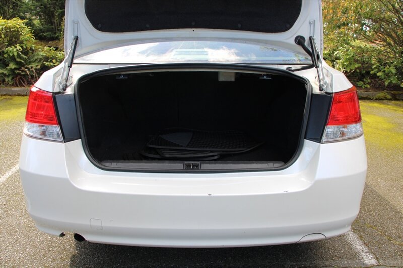 Used 2010 Subaru Legacy 2.5i AWD/4WD image 15