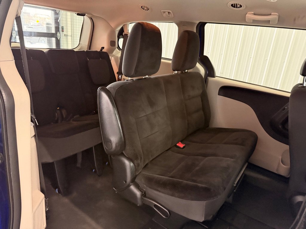 Used 2018 Dodge Grand Caravan SE w/ UConnect Hands-Free Group image 16