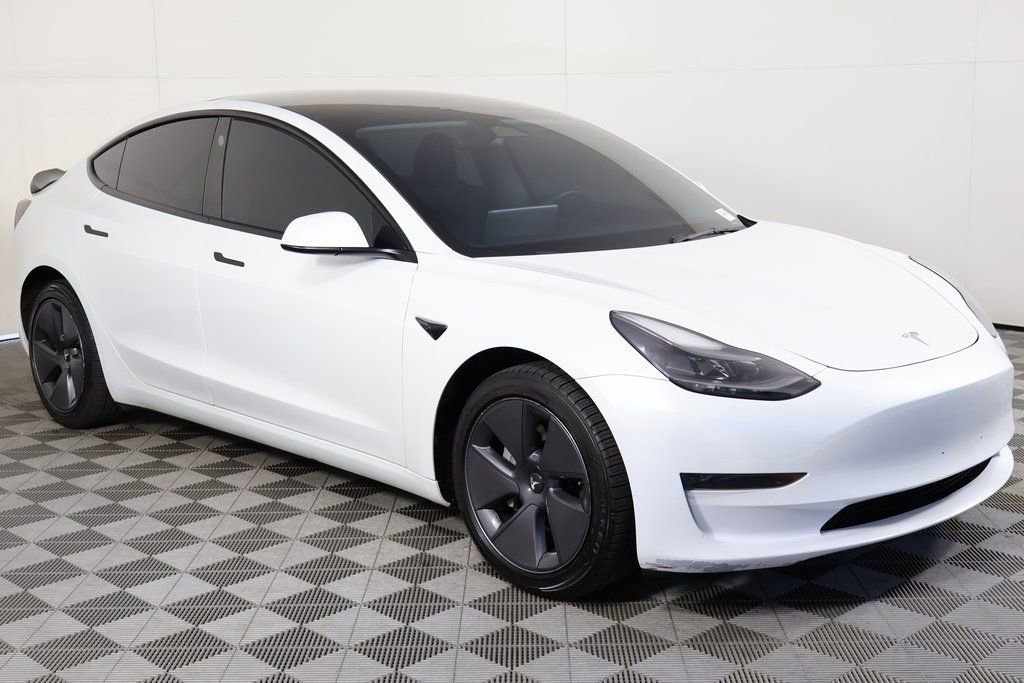 Used 2023 Tesla Model 3 Standard Range image 3