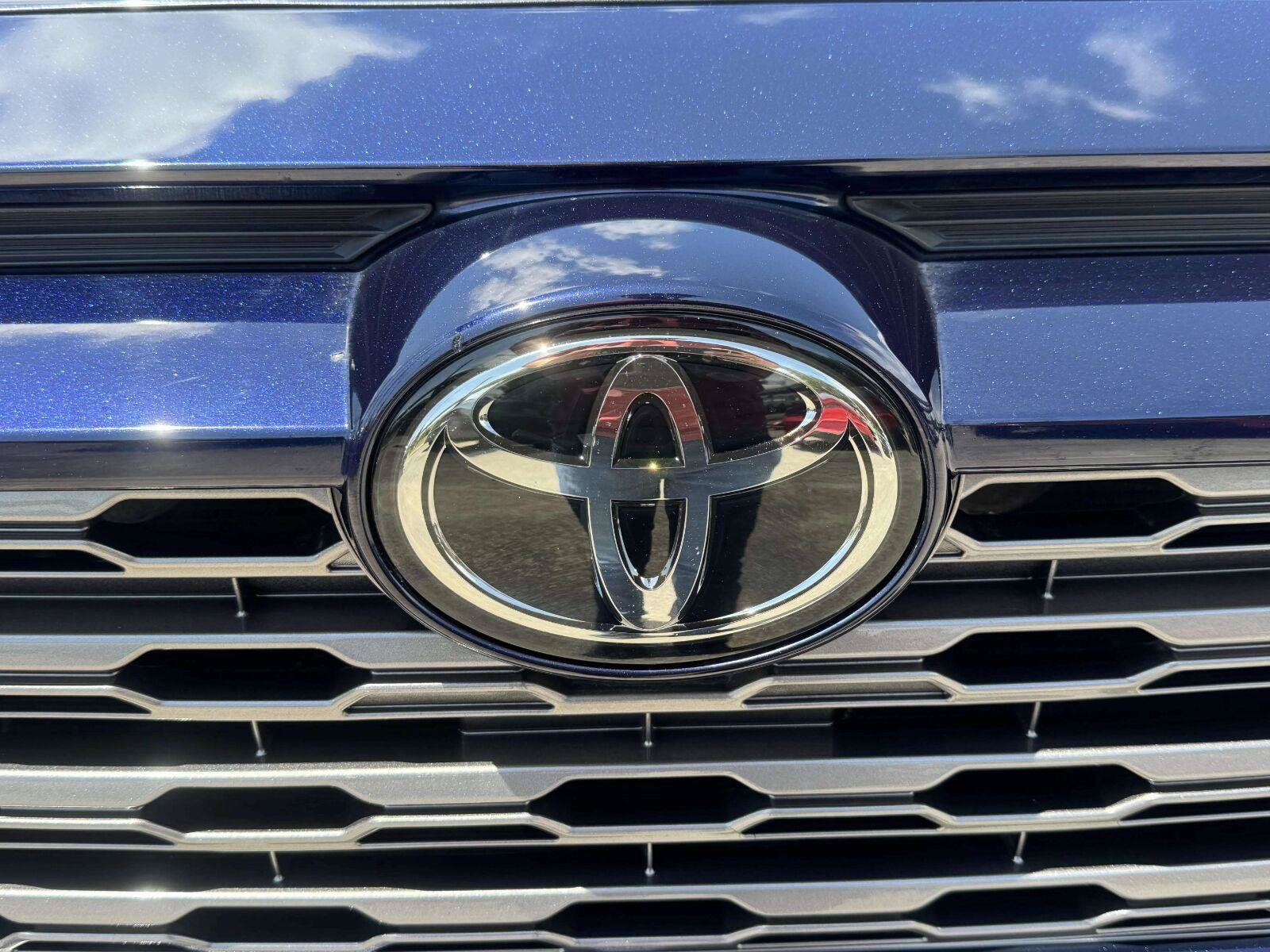 Used 2022 Toyota RAV4 Limited FWD image 13