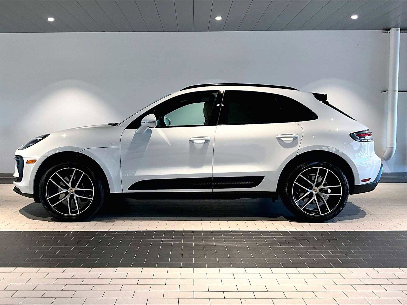 Used 2025 Porsche Macan image 2