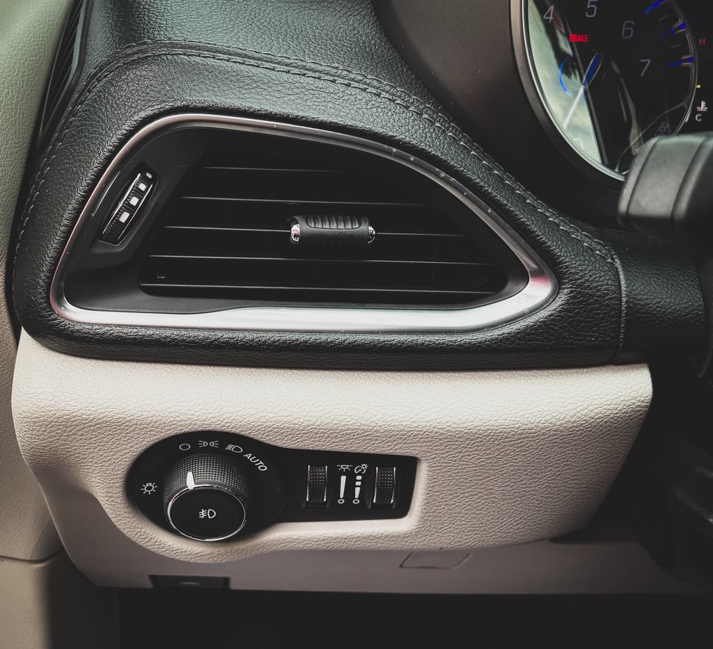 Used 2019 Chrysler Pacifica Limited w/ Advanced Safetytec Group FWD image 8