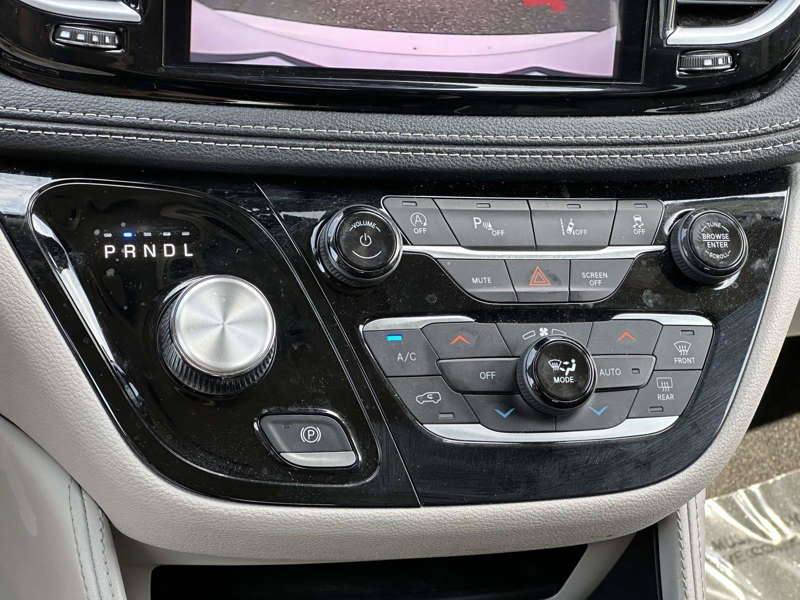 Used 2023 Chrysler Pacifica Limited FWD image 20